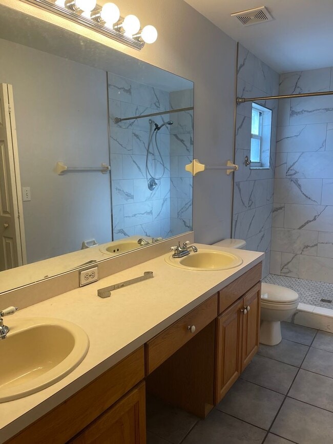 Building Photo - Quick Move in at this Brandon Home for Rent