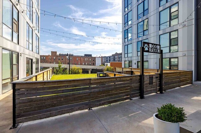 Foto del edificio - Industry Columbus Apartments