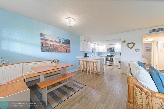 Building Photo - 715 S Ocean Dr