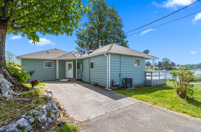 Building Photo - 11810 N Lakeshore Dr