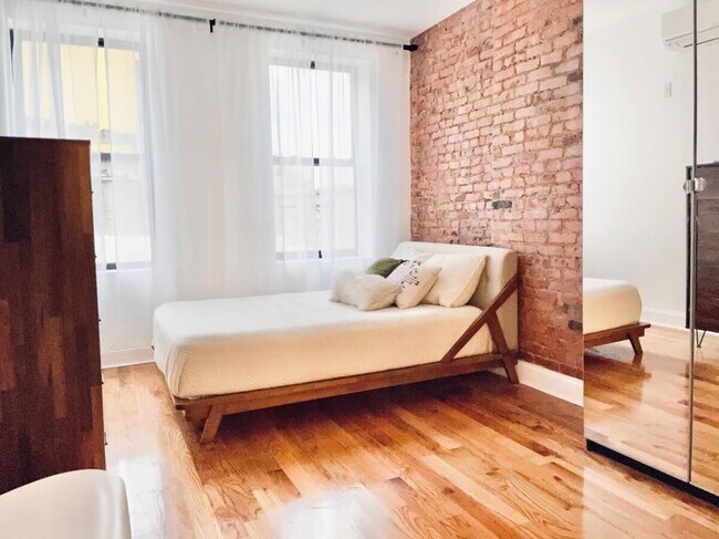 Building Photo - Bushwick Exposed brick, 23 mins to Manhattan #93