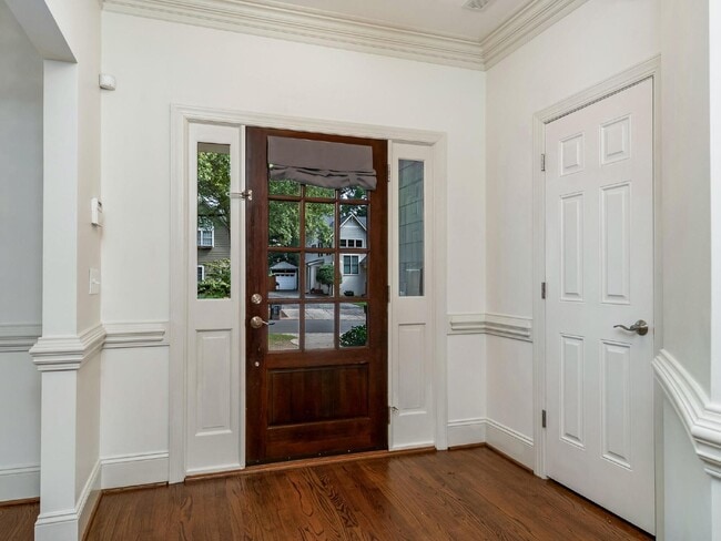 Building Photo - Super cute bungalow in Chantilly with rocking chair front porch!