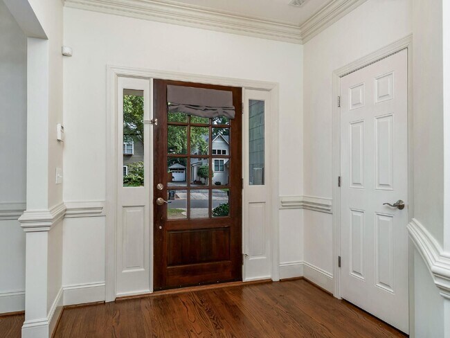 Foto del edificio - Super cute bungalow in Chantilly with rocking chair front porch!