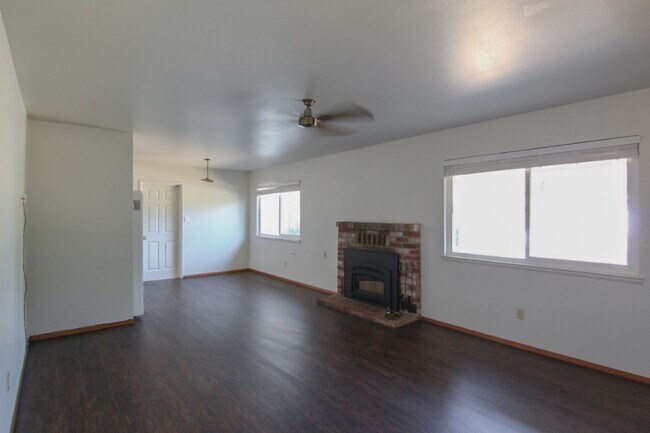 Building Photo - 3 Bedroom East Redding Home!