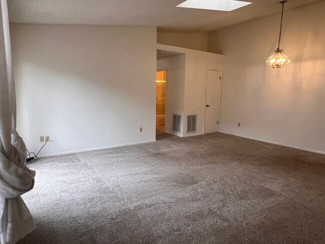 Foto del edificio - The Village at Skyline Retirement Living A...