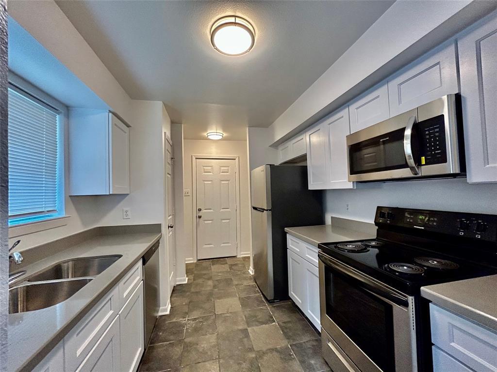 Foto principal - 8038 Sands Point Dr