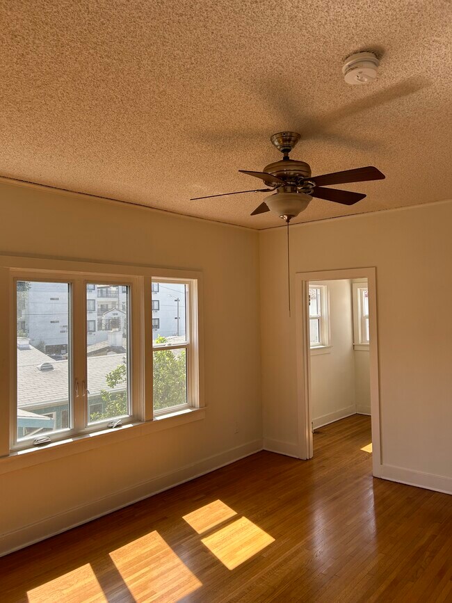 Foto del edificio - 1333 N Mansfield Ave