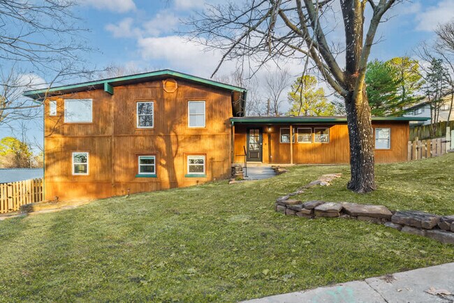 Building Photo - 1158 N Sunset Dr