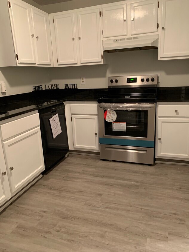 Kitchen with new appliances - 317 High Path Rd