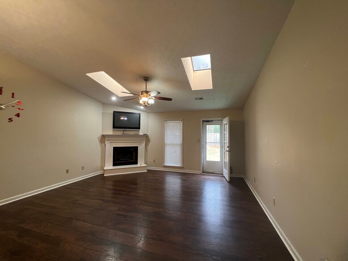Primary Photo - 150 Wilbanks Dr