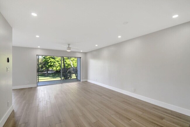 Foto del edificio - 300 Waterway Dr S