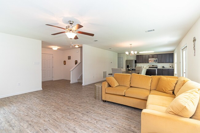 Building Photo - 535 W Marigold Dr