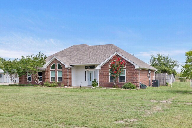 Building Photo - Updated Home with Pool & Shop on 1 acre lot