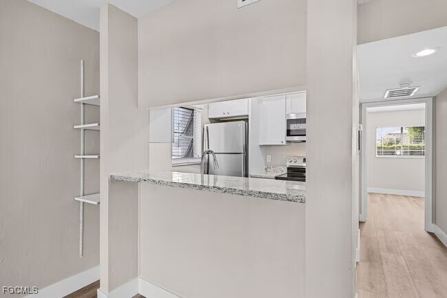 Building Photo - 1915 Maravilla Ave