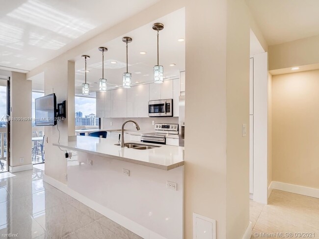 Building Photo - 3 br, 3 bath House - 19707 Turnberry Way A...