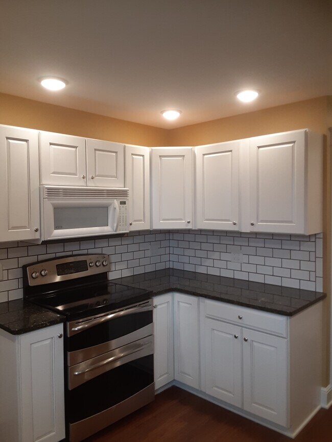 Salpicadero de azulejos de metro - 126 Euclid Pl