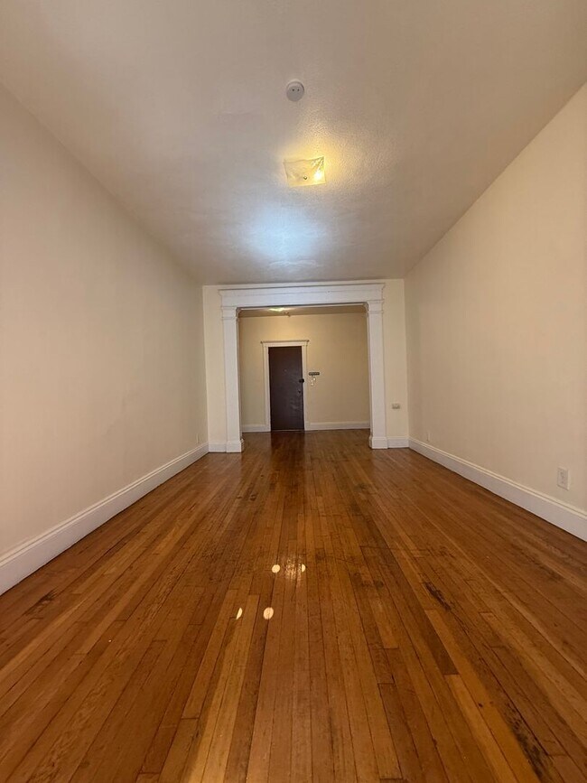 Foto del edificio - AVAILABLE NOW - Spacious, Updated Brighton 3 Bed off Comm Ave.  NO BROKER FEE