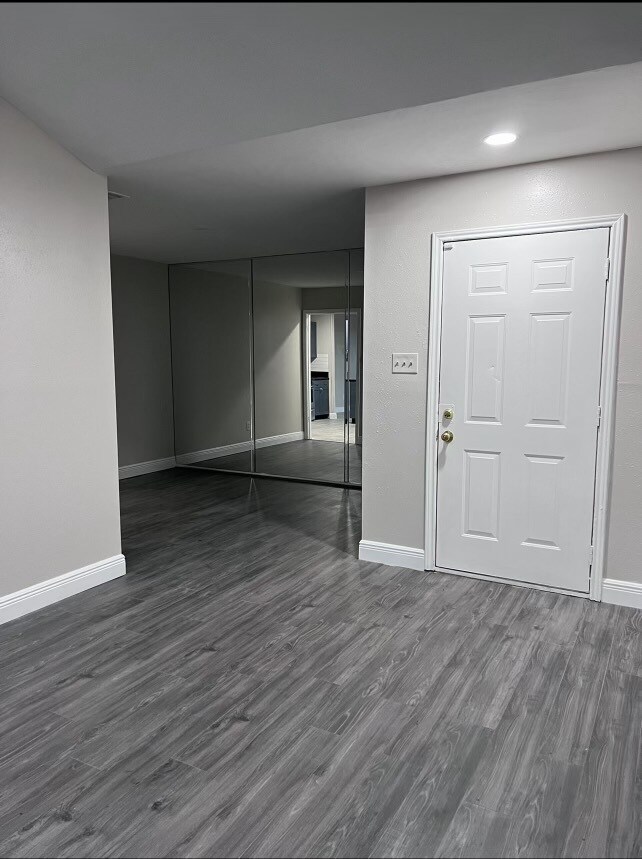 Building Photo - 7043 River Bluff Dr