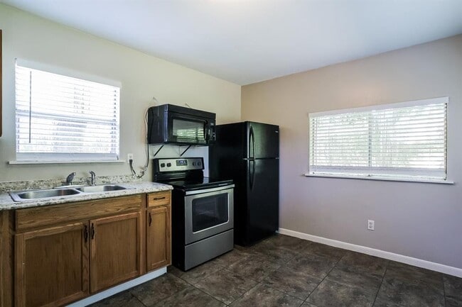 Building Photo - 17115 Woodburn Dr