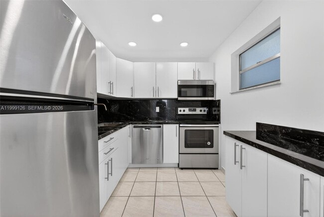 Foto del edificio - 8250 Byron Ave