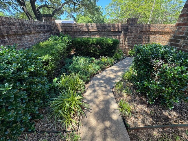 Foto del edificio - Gorgeous 3/3/2 Home on Spacious Corner Lot...