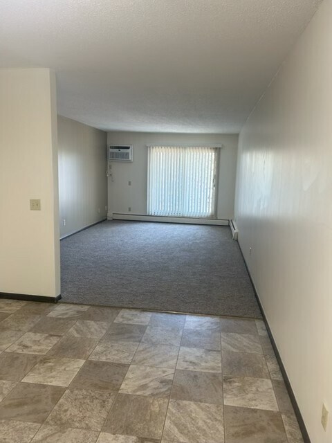 Sala de estar de concepto abierto hacia la cocina/comedor - River Garden Apartments