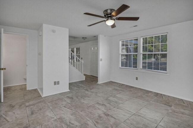 Foto del edificio - Spacious 3BR Home with Covered Front Porch & Expansive Backyard Near Dining & Shopping