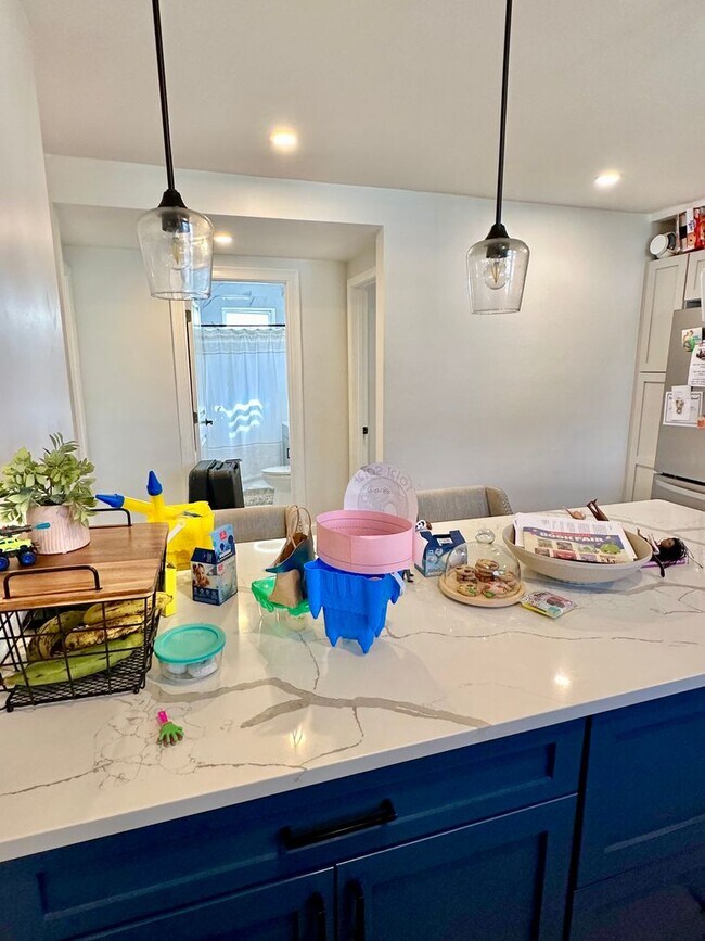 Building Photo - Renovated 3bed/1bath with Laundry and Park...