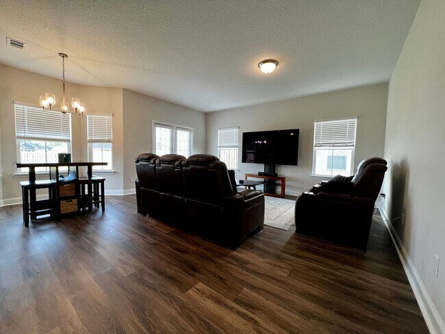 Foto del edificio - AVAILABLE LATE JANUARY (One Pet Only)