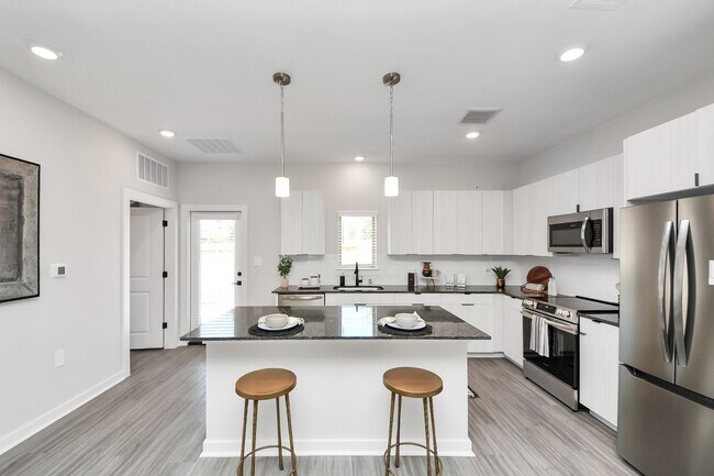 Foto del edificio - 7711 Longmire Rd