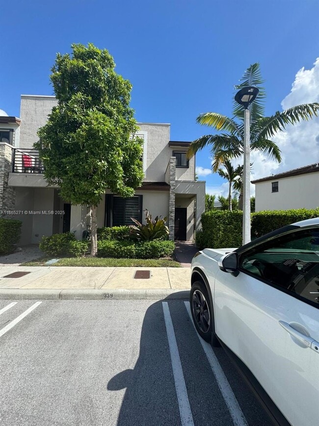 Foto del edificio - 339 NE 208th Terrace