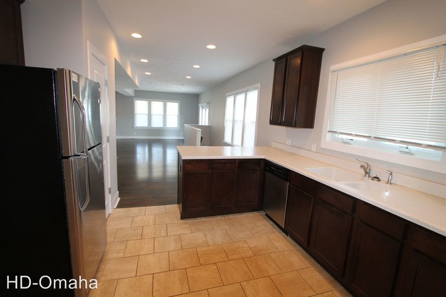 Building Photo - 3 br, 1.5 bath House - 1421 B St.