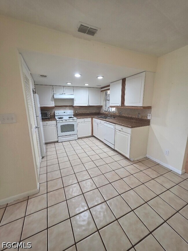 Foto del edificio - 202 Eaglesmere Dr