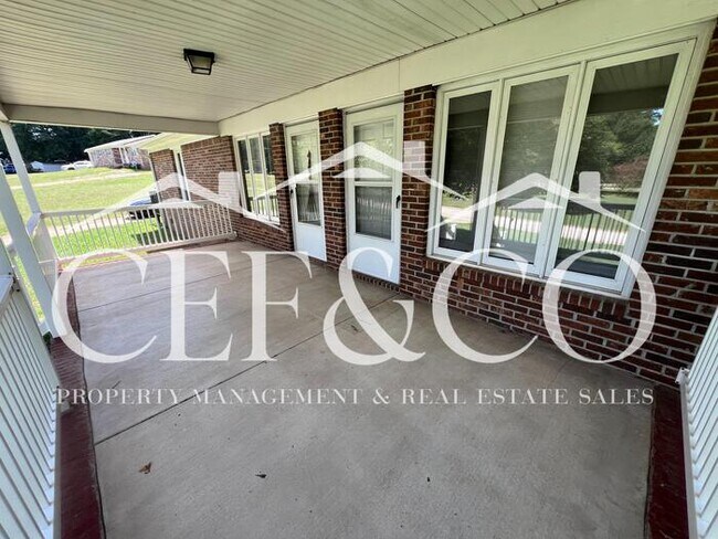 Foto del edificio - Beautifully maintained 2 bedroom 1.5 bathroom duplex, now available.