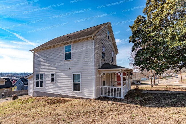 Building Photo - 800 Knoxville College Dr