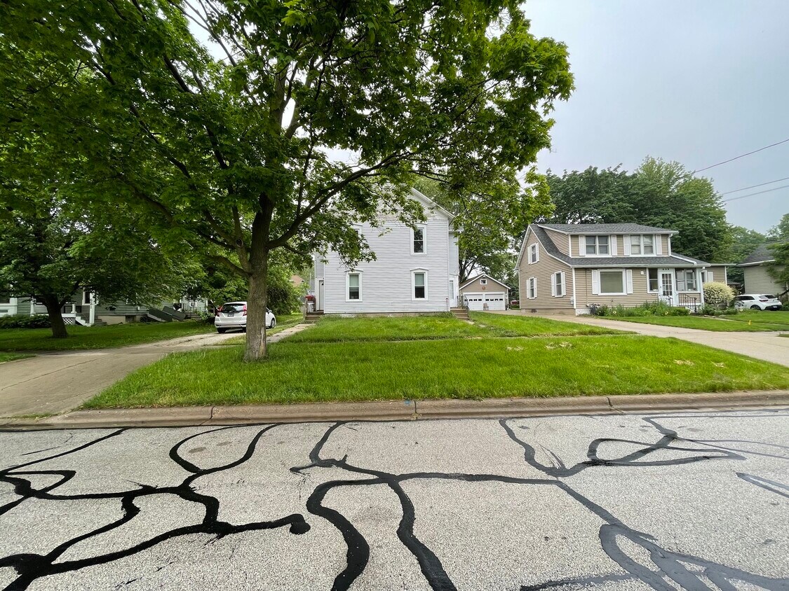 615 1st St Unit 615, Batavia, IL 60510 Condo for Rent in Batavia, IL