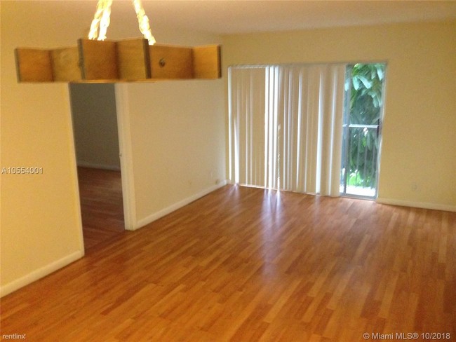 Foto del edificio - 2 br, 2 bath  - 8610 N Sherman Cir Apt 207