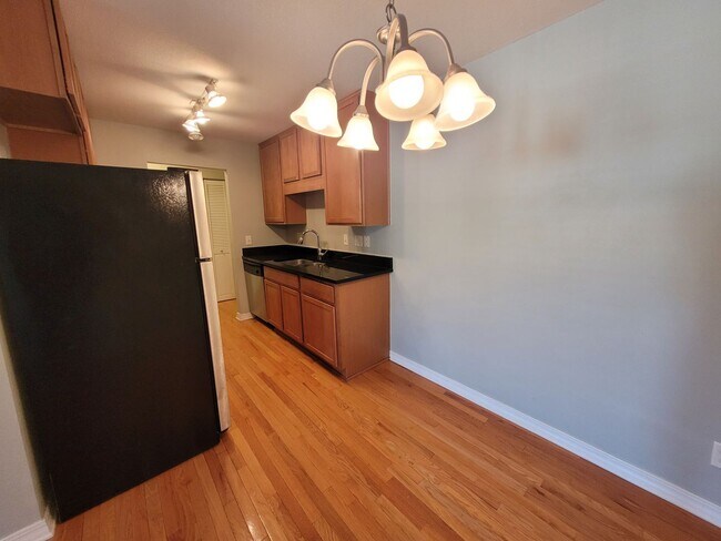 Foto del edificio - Beautiful 1 Bedroom Condo! All Utilities I...