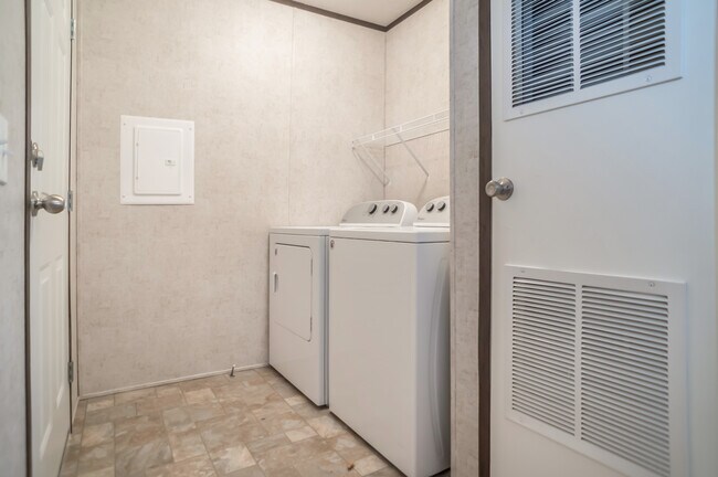 Foto del edificio - 2458 E Birch Dr