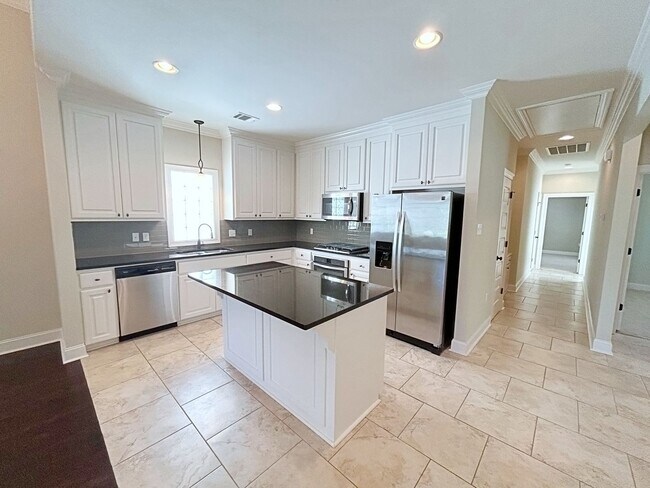 Building Photo - 4 Bedroom House in a Great Location