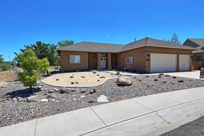 Foto del edificio - Gorgeous home located on the Fernley golf ...