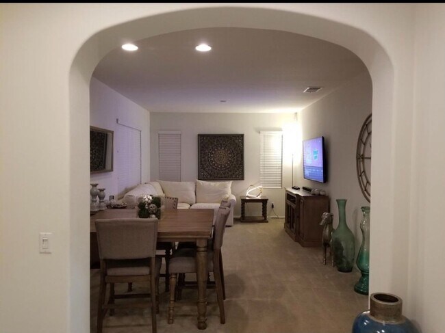 Foto del edificio - Cute house with 2 car garage available in ...