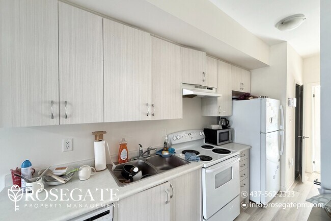 Building Photo - Renovated 3-Bedroom, 2.5-Bath Townhome in Toronto – 1,200 Sq Ft