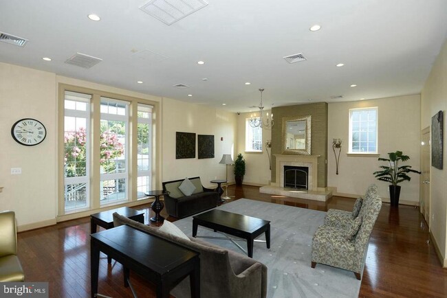 Foto del edificio - 4151 S Four Mile Run Dr