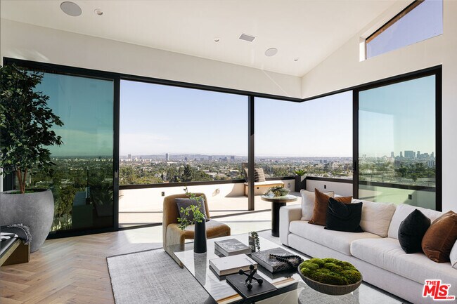 Foto del edificio - 7866 Fareholm Dr