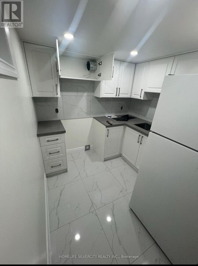 Building Photo - 5 Caddy Dr