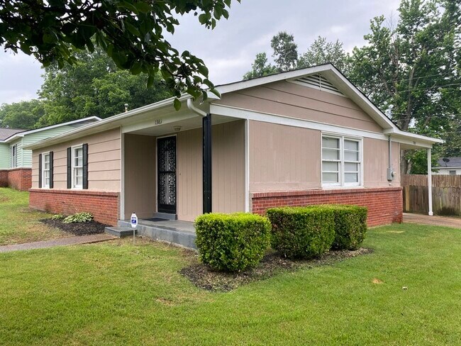 Building Photo - 1383 Abernathy - Available Now!