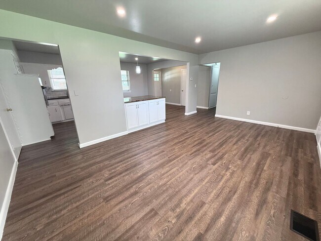 Foto del edificio - Beautiful 3BD 1.5BA Home W/  Bonus Room in...