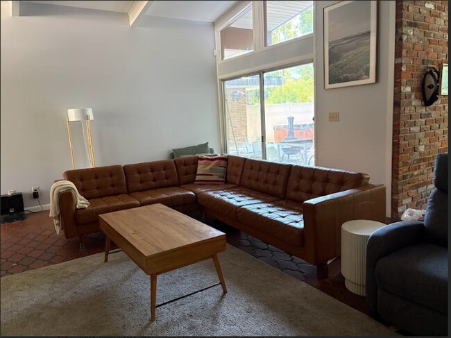 Foto del edificio - 550 Valewood Ln