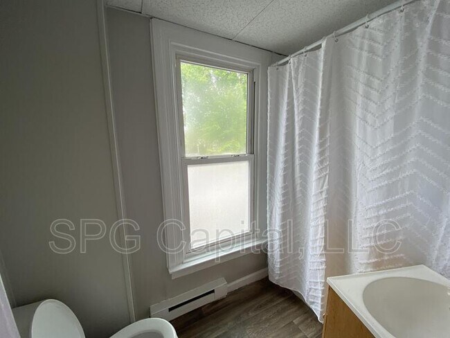 Building Photo - 625 Vander Ave